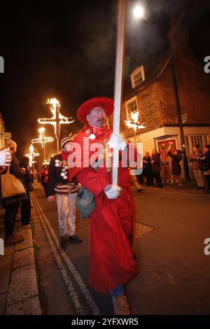 5. November 2024, Lewes, Suss, UK March for Clean Water das jährliche fest im November die fünften Feierlichkeiten bringen kostümierte Lagerfeuervereine zu einer Parade durch die Straßen von Lewes. Foto: Roland Ravenhill/Alamy Stockfoto