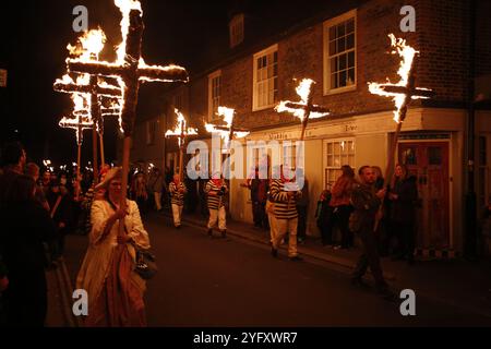 5. November 2024, Lewes, Suss, UK March for Clean Water das jährliche fest im November die fünften Feierlichkeiten bringen kostümierte Lagerfeuervereine zu einer Parade durch die Straßen von Lewes. Foto: Roland Ravenhill/Alamy Stockfoto