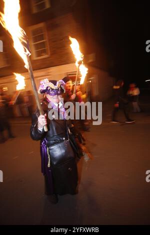 5. November 2024, Lewes, Suss, UK March for Clean Water das jährliche fest im November die fünften Feierlichkeiten bringen kostümierte Lagerfeuervereine zu einer Parade durch die Straßen von Lewes. Foto: Roland Ravenhill/Alamy Stockfoto