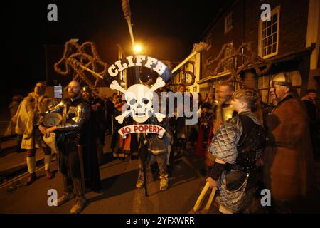 5. November 2024, Lewes, Suss, UK March for Clean Water das jährliche fest im November die fünften Feierlichkeiten bringen kostümierte Lagerfeuervereine zu einer Parade durch die Straßen von Lewes. Foto: Roland Ravenhill/Alamy Stockfoto