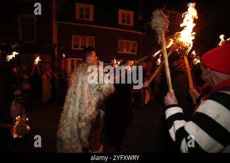 5. November 2024, Lewes, Suss, UK March for Clean Water das jährliche fest im November die fünften Feierlichkeiten bringen kostümierte Lagerfeuervereine zu einer Parade durch die Straßen von Lewes. Foto: Roland Ravenhill/Alamy Stockfoto