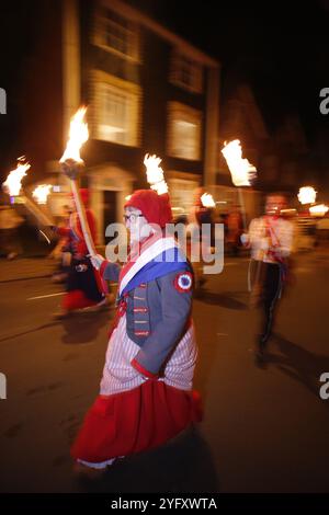 5. November 2024, Lewes, Suss, UK March for Clean Water das jährliche fest im November die fünften Feierlichkeiten bringen kostümierte Lagerfeuervereine zu einer Parade durch die Straßen von Lewes. Foto: Roland Ravenhill/Alamy Stockfoto