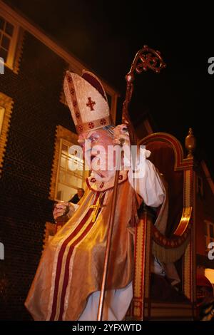 5. November 2024, Lewes, Suss, UK March for Clean Water das jährliche fest im November die fünften Feierlichkeiten bringen kostümierte Lagerfeuervereine zu einer Parade durch die Straßen von Lewes. Foto: Roland Ravenhill/Alamy Stockfoto