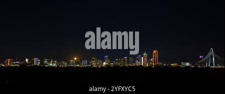 Wunderschöner Panaromic Blick Auf Die Margaret Hunt Bridge Und Die Hellen Neonlichter Der Skyline Von Downtown Dallas Bei Nacht Stockfoto