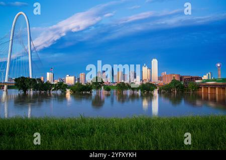 Wunderschöner Blick auf die Margaret Hunt Hill Bridge und die Skyline von Downtown Dallas während Einer seltenen Flut am Trinity River Levee in Dallas, Texas Under Stockfoto