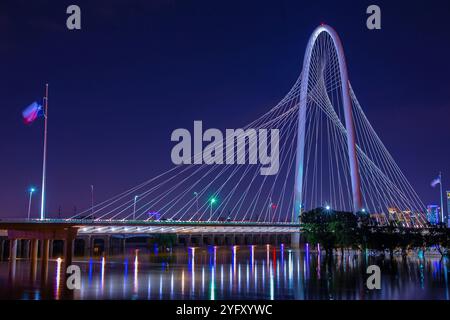 Wunderschöner Blick auf die Margaret Hunt Hill Bridge und die Skyline von Downtown Dallas während Einer seltenen Flut am Trinity River Levee in Dallas, Texas Stockfoto