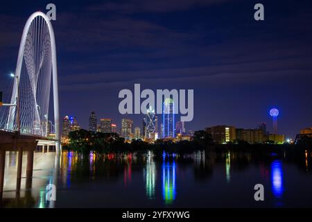 Wunderschöner Blick auf die Margaret Hunt Hill Bridge und die Skyline von Downtown Dallas während Einer seltenen Flut am Trinity River Levee in Dallas, Texas Stockfoto