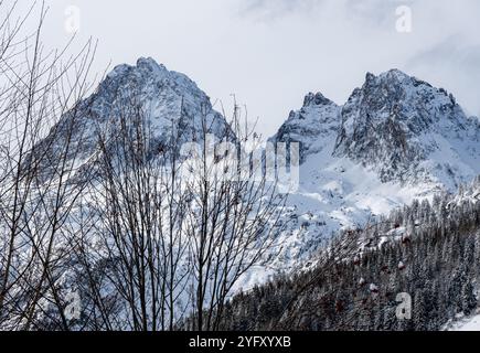 Nahaufnahme der schneebedeckten Alpengipfel Stockfoto