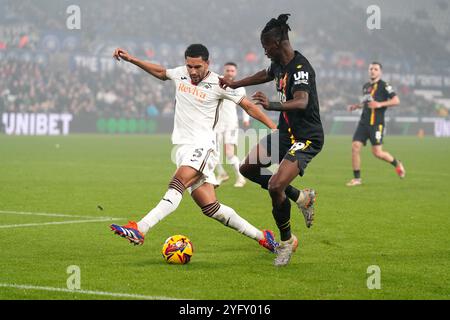 Ben Cabango von Swansea City (links) und Watfords Vakoun Issouf Bayo kämpfen um den Ball während des Sky Bet Championship Matches im Stadion Swansea.com in Swansea. Bilddatum: Dienstag, 5. November 2024. Stockfoto