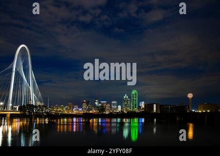 Wunderschöner Blick auf die Margaret Hunt Hill Bridge und die Skyline von Downtown Dallas während Einer seltenen Flut am Trinity River Levee in Dallas, Texas Stockfoto