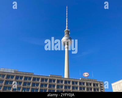 Der Berliner Fernsehturm am Alexanderplatz. Mitte, Berlin, Deutschland. September 2022. Stockfoto