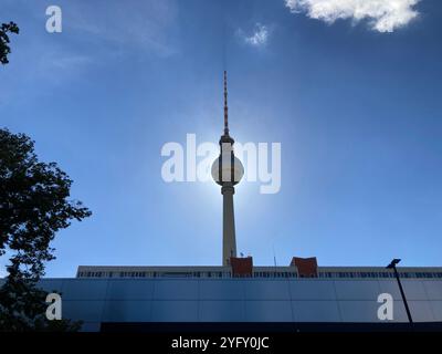 Der Berliner Fernsehturm am Alexanderplatz. Mitte, Berlin, Deutschland. September 2022. Stockfoto