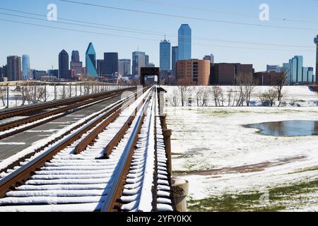 Ein Blick auf die Skyline von Downtown Dallas von den Rails of the Trinity Railway Express Train Track Bridge an Einem kalten Wintertag in Dallas, Texas Stockfoto