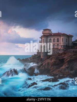 Boccale Castle und die Sandsteinfelsen von Romito während eines Sturms bei Sonnenuntergang. Livorno, Toskana, Italien, Europa Stockfoto