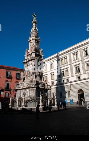 Turm der Unbefleckten Empfängnis auf der Piazza del Gesù mit der Projektion seines Schattens auf die Gymnasialschule von Genovesi. Neapel Stockfoto