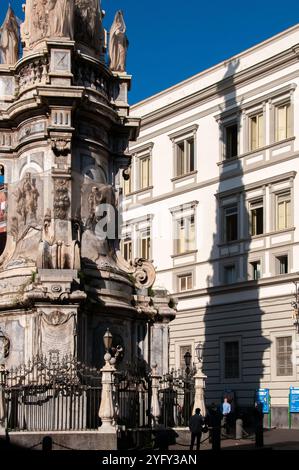 Turm der Unbefleckten Empfängnis auf der Piazza del Gesù mit der Projektion seines Schattens auf die Gymnasialschule von Genovesi. Neapel Stockfoto