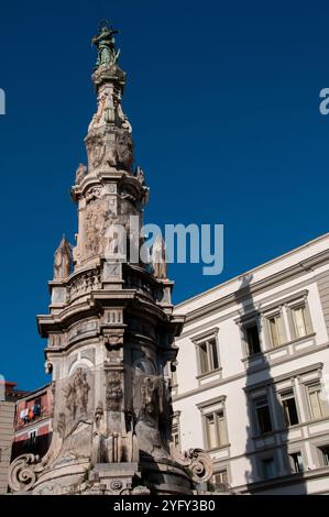 Turm der Unbefleckten Empfängnis auf der Piazza del Gesù mit der Projektion seines Schattens auf die Gymnasialschule von Genovesi. Neapel Stockfoto