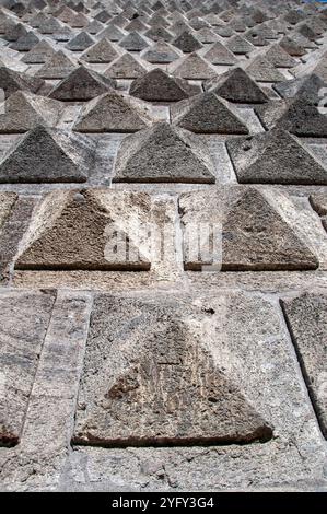 Der Pyramidenstein der Fassade der Kirche von Gesù Nuovo. Neapel Stockfoto