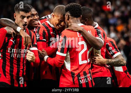 Madrid, Spanien, Spanien. November 2024. Malick THIAW vom AC Milan feiert sein Tor mit seinen Teamkollegen beim Spiel der UEFA Champions League, League Phase MD4 zwischen Real Madrid CF und AC Milan am 5. November 2024 im Santiago Bernabeu Stadion in Madrid. (Kreditbild: © Matthieu Mirville/ZUMA Press Wire) NUR REDAKTIONELLE VERWENDUNG! Nicht für kommerzielle ZWECKE! Stockfoto