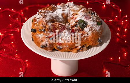 Chrismas Kuchen Bolo Rei auf Rot Stockfoto