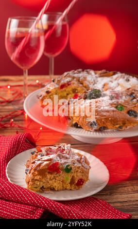 Stück portugiesischer Weihnachtskuchen Bolo Rei Stockfoto