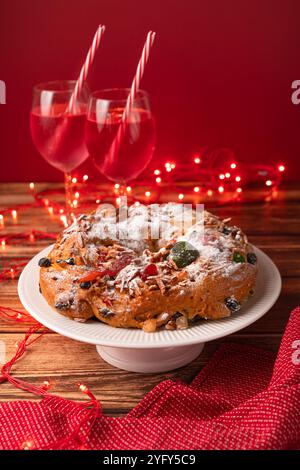 Portugiesischer Weihnachtskuchen Bolo Rei und zwei Cocktails Stockfoto