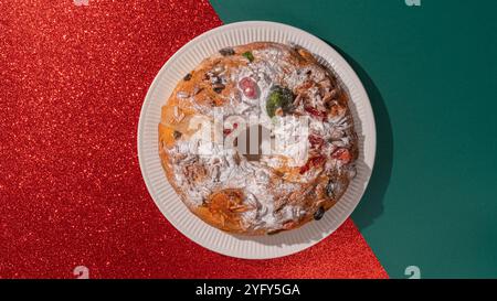 Portugiesischer Weihnachtskuchen Bolo Rei auf Rot Stockfoto