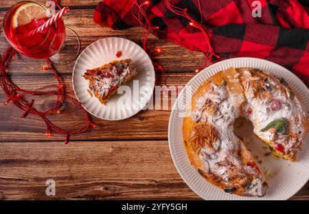 Portugiesischer Chrismas Kuchen Bolo Rei und Getränke auf dem Tisch Stockfoto