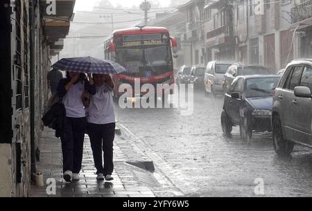 CUENCA REGNET HEUTE NACHMITTAG Cuenca, Ecuador 5. November 2024 nach mehreren Tagen Sonnenschein und intensiver Hitze fiel heute Dienstag Nachmittag ein starker Regen in der Stadt Cuenca, nach 115 Tagen hydrologischer Trockenheit Foto Boris Romoleroux API SOI CUENCA LLUVIASESTATARDE 51851999ad2458e019b11f62fc6b5e427 Copyright: XROMOLEROUX Stockfoto