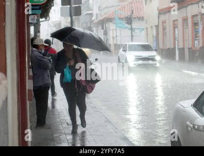 CUENCA REGNET HEUTE NACHMITTAG Cuenca, Ecuador 5. November 2024 nach mehreren Tagen Sonnenschein und intensiver Hitze fiel heute Dienstag Nachmittag ein starker Regen in der Stadt Cuenca, nach 115 Tagen hydrologischer Trockenheit Foto Boris Romoleroux API SOI CUENCA LLUVIASESTATARDE 776e3581a7ba07023c68fa637d9215ae Copyright: XROMOLEROUXx Stockfoto