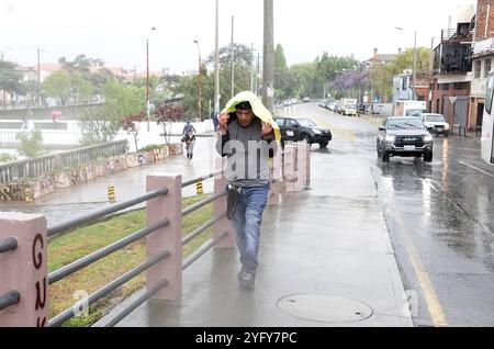 CUENCA REGNET HEUTE NACHMITTAG Cuenca, Ecuador 5. November 2024 nach mehreren Tagen Sonnenschein und intensiver Hitze fiel heute Dienstagnachmittag ein starker Regen in der Stadt Cuenca, nach 115 Tagen hydrologischer Trockenheit Foto Boris Romoleroux API SOI CUENCA LLLUVIASESTATARDE a444a6999dc80f48335e7b425c95ca98e Copyright: XROMOLEROUXBORISxROMOLEROUX Stockfoto