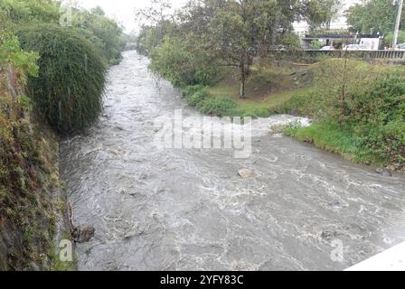 CUENCA REGNET HEUTE NACHMITTAG Cuenca, Ecuador 5. November 2024 nach mehreren Tagen der Sonne und der intensiven Hitze, am Dienstag Nachmittag fiel ein starker Regen in der Stadt Cuenca, nach 115 Tagen der hydrologischen Dürre im Bild der Tomebamba Fluss erhöhte seinen Fluss Foto Boris Romoleroux API SOI CUENCA LLLUVIASESTATARDE f635ae0364c6f5794f0377084fd348e9 Copyright Stockfoto