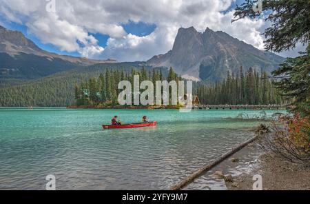 Emerald Lake, British Columbia, Kanada – 29. September 2024: Zwei Personen sitzen mit ihrem Telefon in einem Kanu Stockfoto