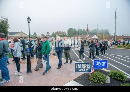 Bensalem, Usa. November 2024. Die Wähler stehen in der Schlange und warten darauf, bei den Präsidentschaftswahlen am Dienstag, den 05. November 2024 im Northampton Municipal Building in Northampton ihre Stimme abzugeben. Quelle: William Thomas Cain/Alamy Live News Stockfoto