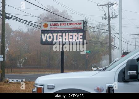 Bensalem, Usa. November 2024. Die Wähler stehen in der Schlange und warten darauf, ihre Stimme bei den Präsidentschaftswahlen am Dienstag, den 05. November 2024 bei der Union Fire Company in Bensalem abzugeben. Quelle: William Thomas Cain/Alamy Live News Stockfoto