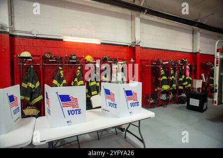 Bensalem, Usa. November 2024. Die Kandidatin des Kongresses Ashley Ehasz gibt ihre Stimme bei den Präsidentschaftswahlen am Dienstag, den 05. November 2024 bei der Union Fire Company in Bensalem ab. Quelle: William Thomas Cain/Alamy Live News Stockfoto