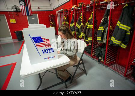 Bensalem, Usa. November 2024. Die Kandidatin des Kongresses Ashley Ehasz gibt ihre Stimme bei den Präsidentschaftswahlen am Dienstag, den 05. November 2024 bei der Union Fire Company in Bensalem ab. Quelle: William Thomas Cain/Alamy Live News Stockfoto