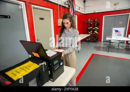 Bensalem, Usa. November 2024. Die Kandidatin des Kongresses Ashley Ehasz gibt ihre Stimme bei den Präsidentschaftswahlen am Dienstag, den 05. November 2024 bei der Union Fire Company in Bensalem ab. Quelle: William Thomas Cain/Alamy Live News Stockfoto