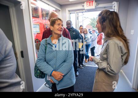 Bensalem, Usa. November 2024. Die Kandidatin des Kongresses Ashley Ehasz spricht mit einem Wähler, nachdem sie am Dienstag, den 05. November 2024, bei der Union Fire Company in Bensalem ihre Stimme abgegeben hat. Quelle: William Thomas Cain/Alamy Live News Stockfoto