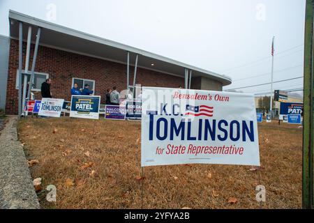 Bensalem, Usa. November 2024. Die Wähler stehen in der Schlange und warten darauf, ihre Stimme bei den Präsidentschaftswahlen am Dienstag, den 05. November 2024 bei der Union Fire Company in Bensalem abzugeben. Quelle: William Thomas Cain/Alamy Live News Stockfoto