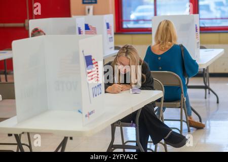 Bensalem, Usa. November 2024. Die Wähler gaben ihre Stimmzettel bei den Präsidentschaftswahlen am Dienstag, den 05. November 2024 an der Cornwells Elementary School in Bensalem ab. Quelle: William Thomas Cain/Alamy Live News Stockfoto