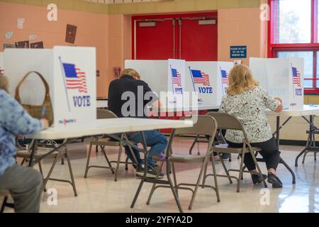 Bensalem, Usa. November 2024. Die Wähler gaben ihre Stimmzettel bei den Präsidentschaftswahlen am Dienstag, den 05. November 2024 an der Cornwells Elementary School in Bensalem ab. Quelle: William Thomas Cain/Alamy Live News Stockfoto