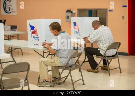 Bensalem, Usa. November 2024. Die Wähler gaben ihre Stimmzettel bei den Präsidentschaftswahlen am Dienstag, den 05. November 2024 an der Cornwells Elementary School in Bensalem ab. Quelle: William Thomas Cain/Alamy Live News Stockfoto