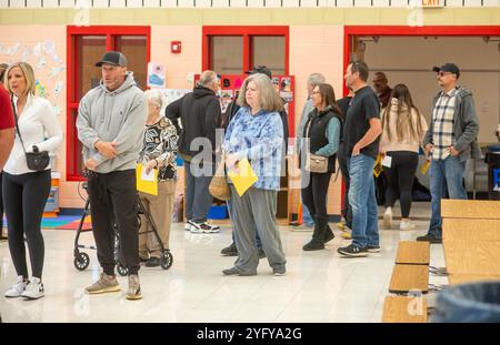 Bensalem, Usa. November 2024. Die Wähler gaben ihre Stimmzettel bei den Präsidentschaftswahlen am Dienstag, den 05. November 2024 an der Cornwells Elementary School in Bensalem ab. Quelle: William Thomas Cain/Alamy Live News Stockfoto