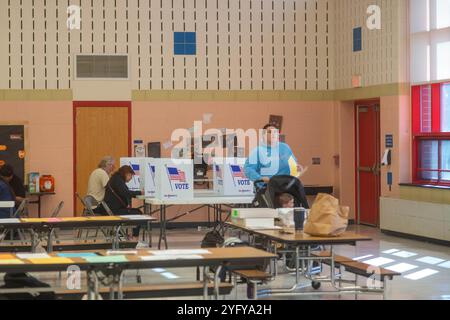 Bensalem, Usa. November 2024. Die Wähler gaben ihre Stimmzettel bei den Präsidentschaftswahlen am Dienstag, den 05. November 2024 an der Cornwells Elementary School in Bensalem ab. Quelle: William Thomas Cain/Alamy Live News Stockfoto