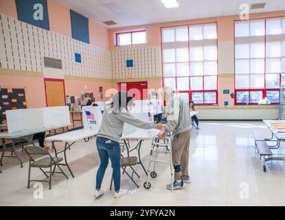 Bensalem, Usa. November 2024. Einem Mann wird geholfen, in einem Wahllokal bei den Präsidentschaftswahlen am Dienstag, den 5. November 2024 in Bensalem, zu stimmen. Quelle: William Thomas Cain/Alamy Live News Stockfoto