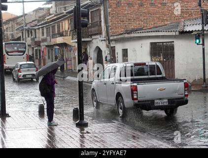 CUENCA REGNET HEUTE NACHMITTAG Cuenca, Ecuador 5. November 2024 nach mehreren Tagen der Sonne und intensiver Hitze, an diesem Dienstag Nachmittag fiel ein starker Regen in der Stadt Cuenca, nach 115 Tagen der hydrologischen Dürre im Bild der Fluss Tomebamba erhöhte seinen Fluss Foto Boris Romoleroux API SOI CUENCA LLLUVIASESTATARDE dc0574040ffef8dcd528dfc7 Stockfoto