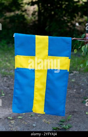 Traditionelle Hochsommerstange mit kleiner schwedischer Flagge Stockfoto