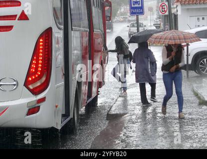 CUENCA REGNET HEUTE NACHMITTAG Cuenca, Ecuador 5. November 2024 nach mehreren Tagen Sonnenschein und intensiver Hitze fiel heute Dienstagnachmittag ein starker Regen in der Stadt Cuenca, nach 115 Tagen hydrologischer Trockenheit Foto Boris Romoleroux API SOI CUENCA LLLUVIASESTATARDE 65e69d63b4b11e8c2bbbbbbbbb9fb0cd2640a7 Copyright: XROMOLEROUXROMOLEROUX Stockfoto