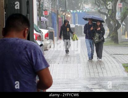 CUENCA REGNET HEUTE NACHMITTAG Cuenca, Ecuador 5. November 2024 nach einigen Tagen der Sonne und der intensiven Hitze, fiel heute Dienstag Nachmittag ein starker Regen in der Stadt Cuenca, nach 115 Tagen der hydrologischen Trockenheit Foto Boris Romoleroux API SOI CUENCA LLLUVIASESTATARDE 97183deb8578a41b0d89e23fc5304281 Copyright: XBORISxROMOLEROUXBORISxROMOLEROUXX Stockfoto